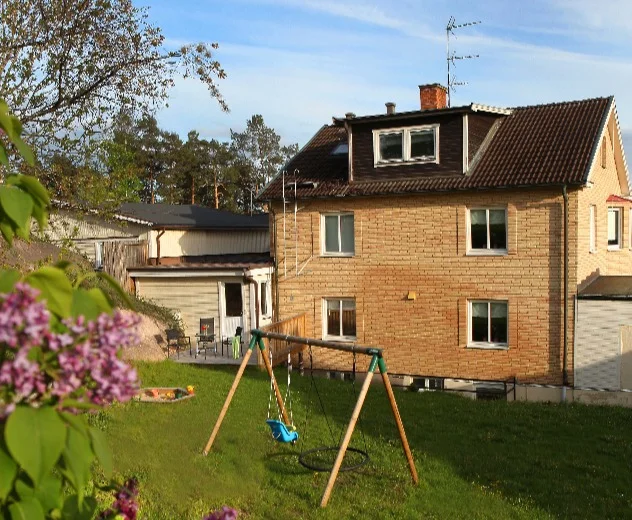 Nanolfsvillans byggnad med lekplats i trädgården